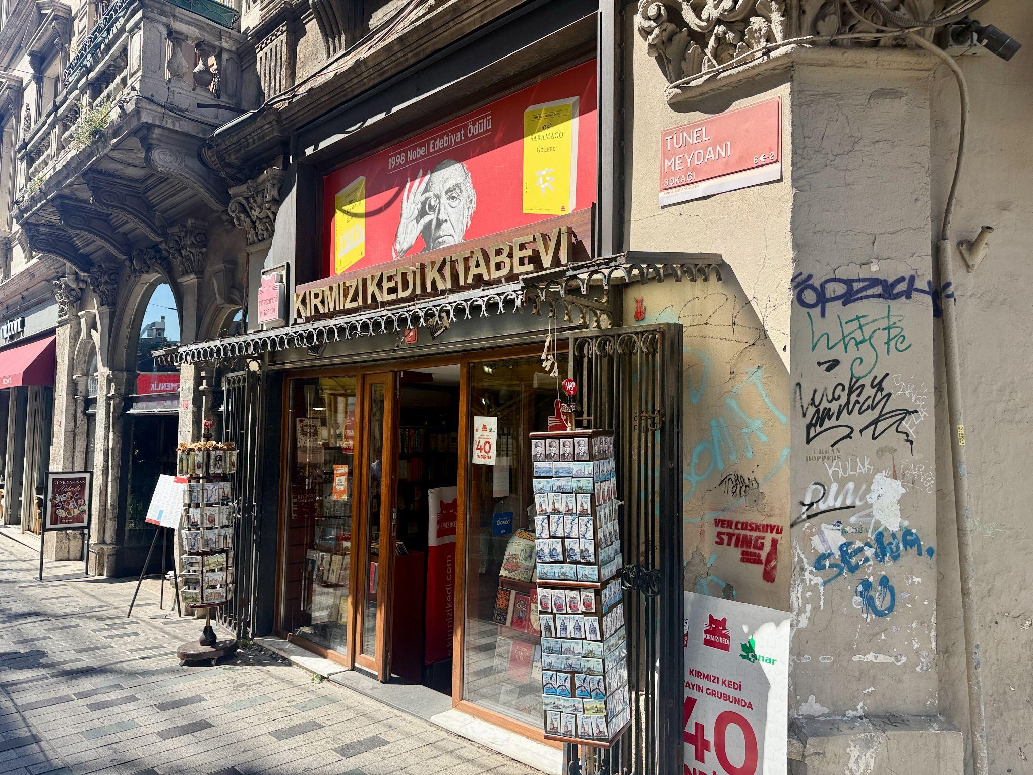 Kırmızı Kedi Kitabevi, Istanbul, Turkiye