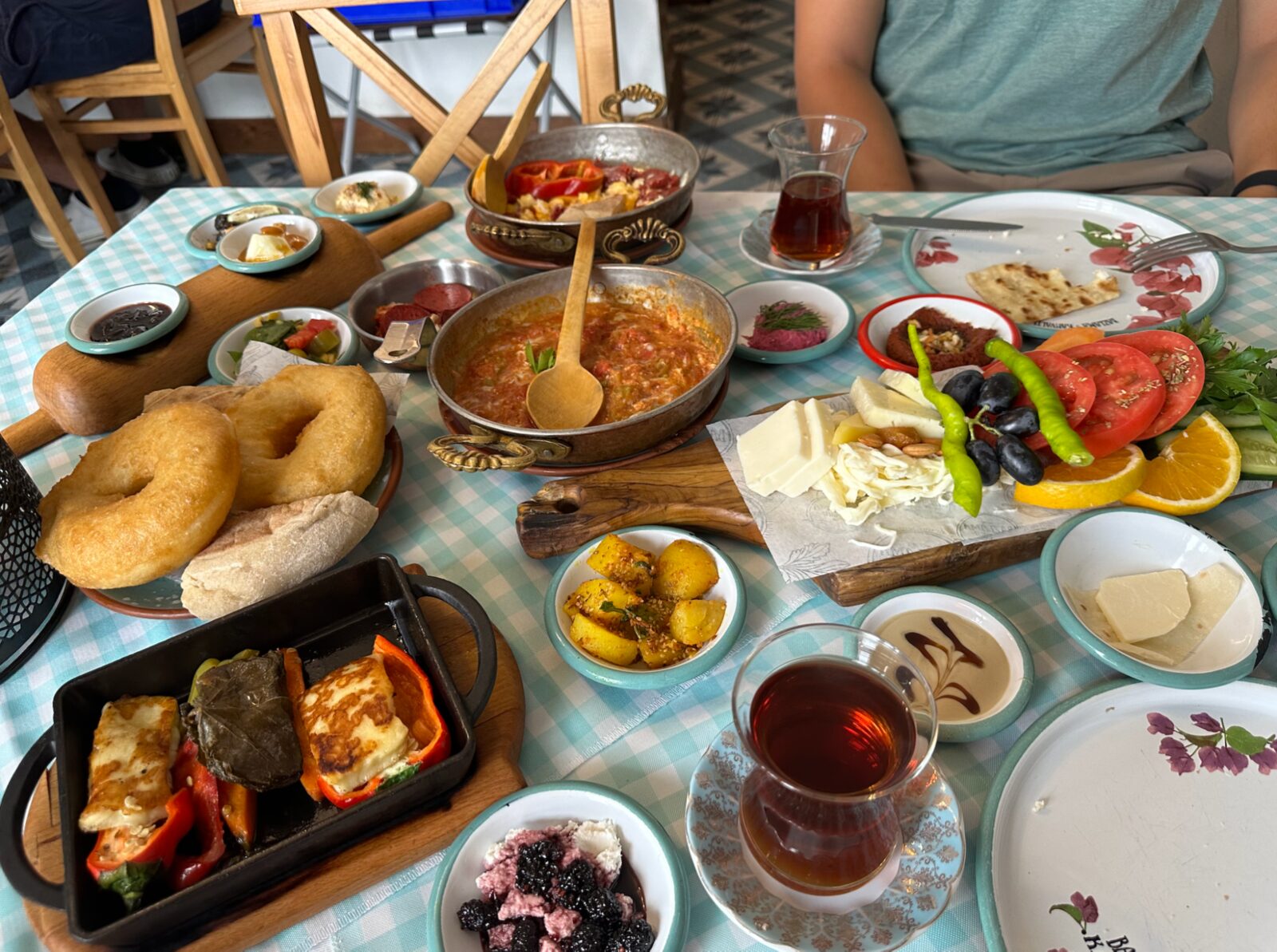 Breakfast at Çeşme Bazlama Kahvaltı, Istanbul